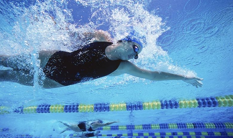 La historia de Eva Carrizo y sus medallas de oro en natación a los 76 años
