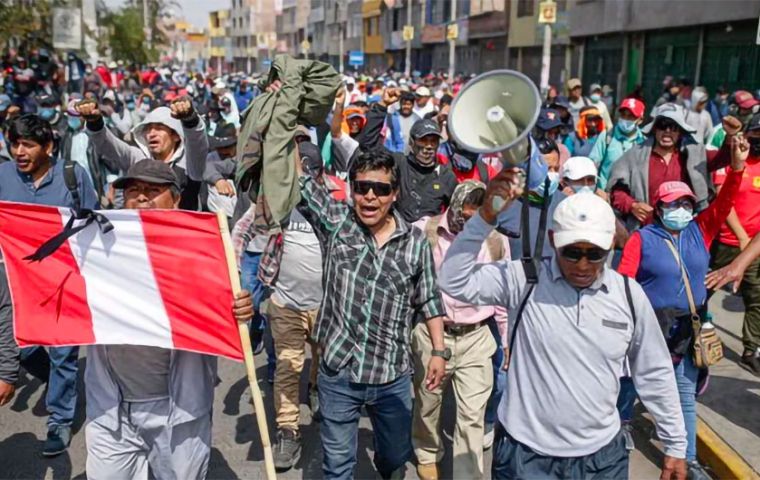 Perú: se desarrolla la tercera “toma de Lima”