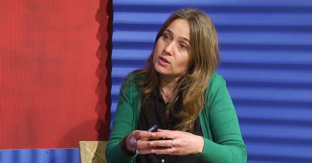 Natalia Vinelli: “El Gobierno de Milei beneficia a los poderosos en detrimento de los medios populares, locales y cooperativos”