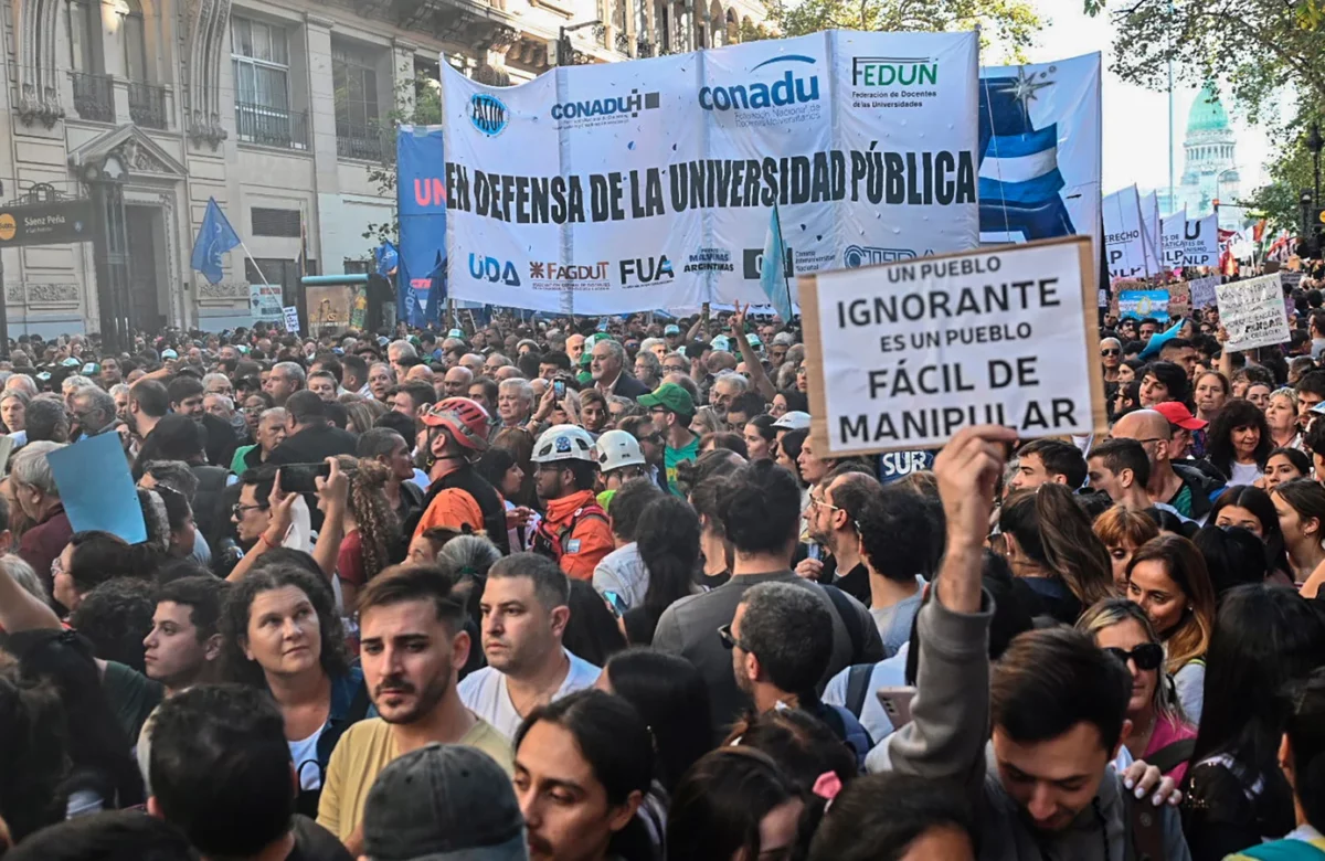 Unas 800.000 personas marcharon a Plaza de Mayo en defensa de la universidad pública