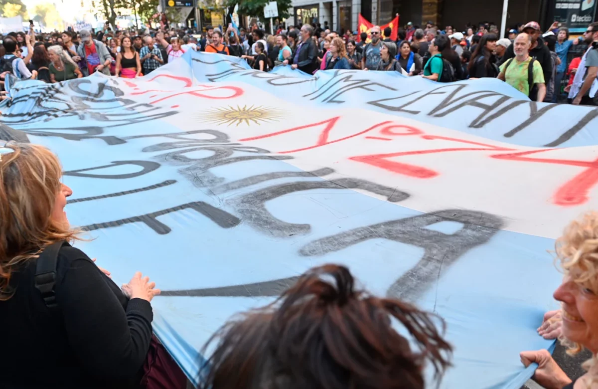 Juntan firmas en defensa de la universidad nacional de Madres de Plaza de Mayo