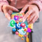 Francia prohíbe uso de redes sociales a menores de 15 años