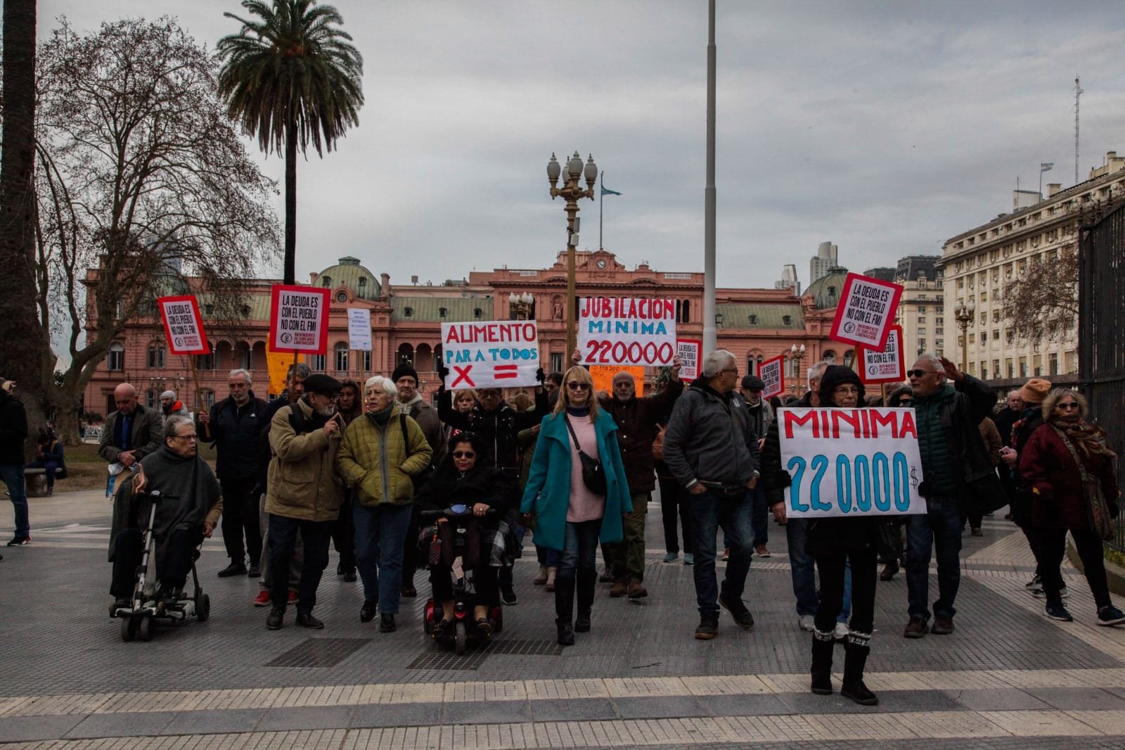 “A Milei ni un minuto de tregua” 