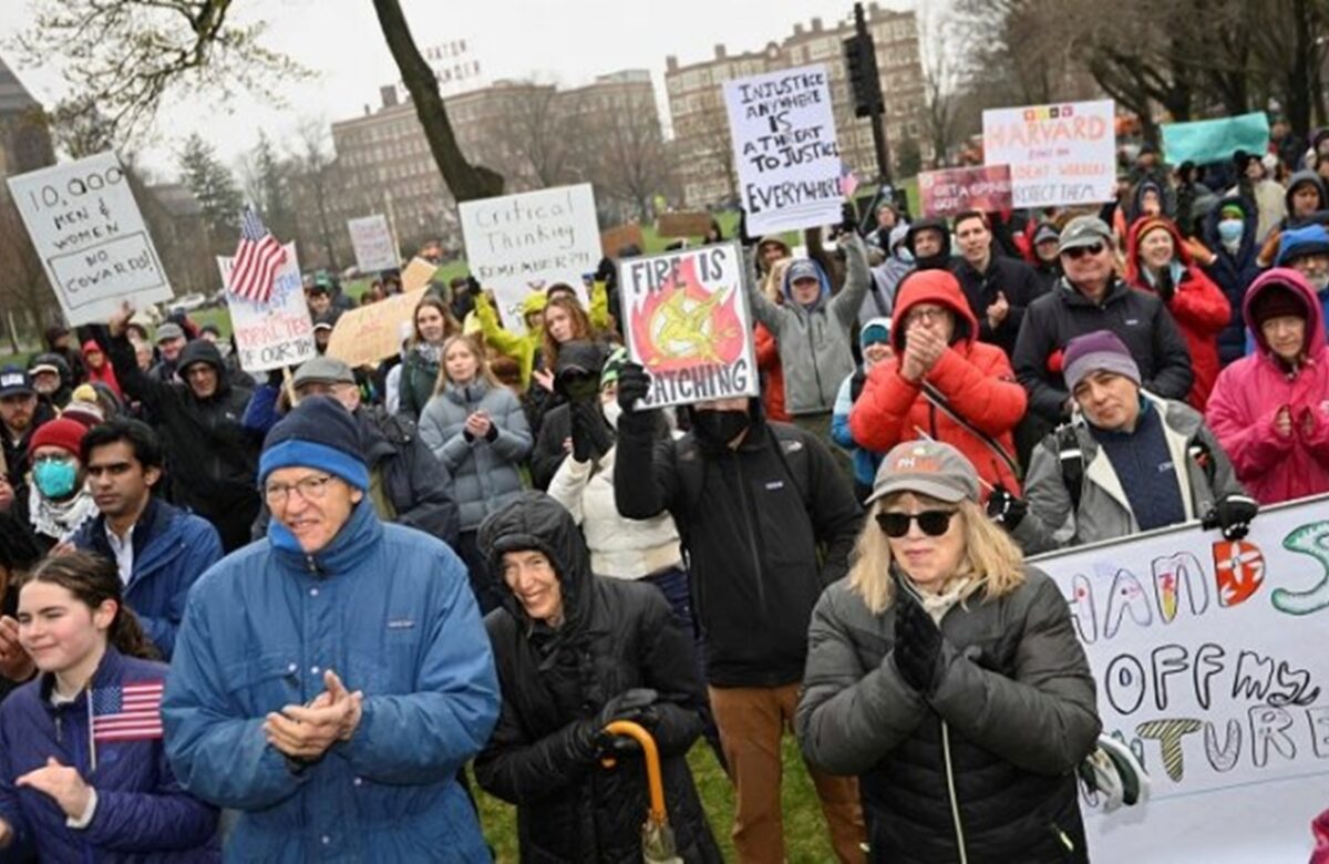 Harvard demanda a Trump