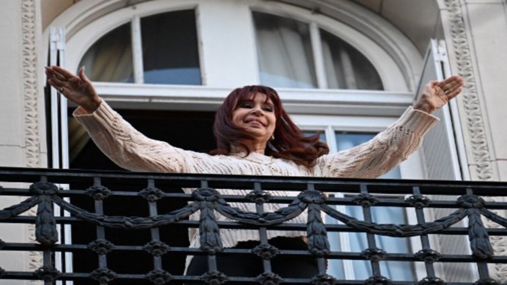 Cristina puede usar el balcón de su casa