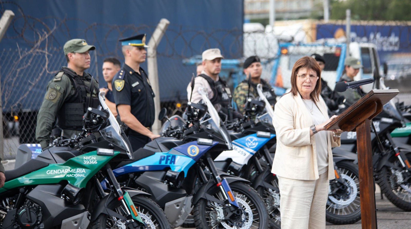 Extorsión y curro a mano armada: ¿Qué busca Bullrich a fuerza de decretazos?