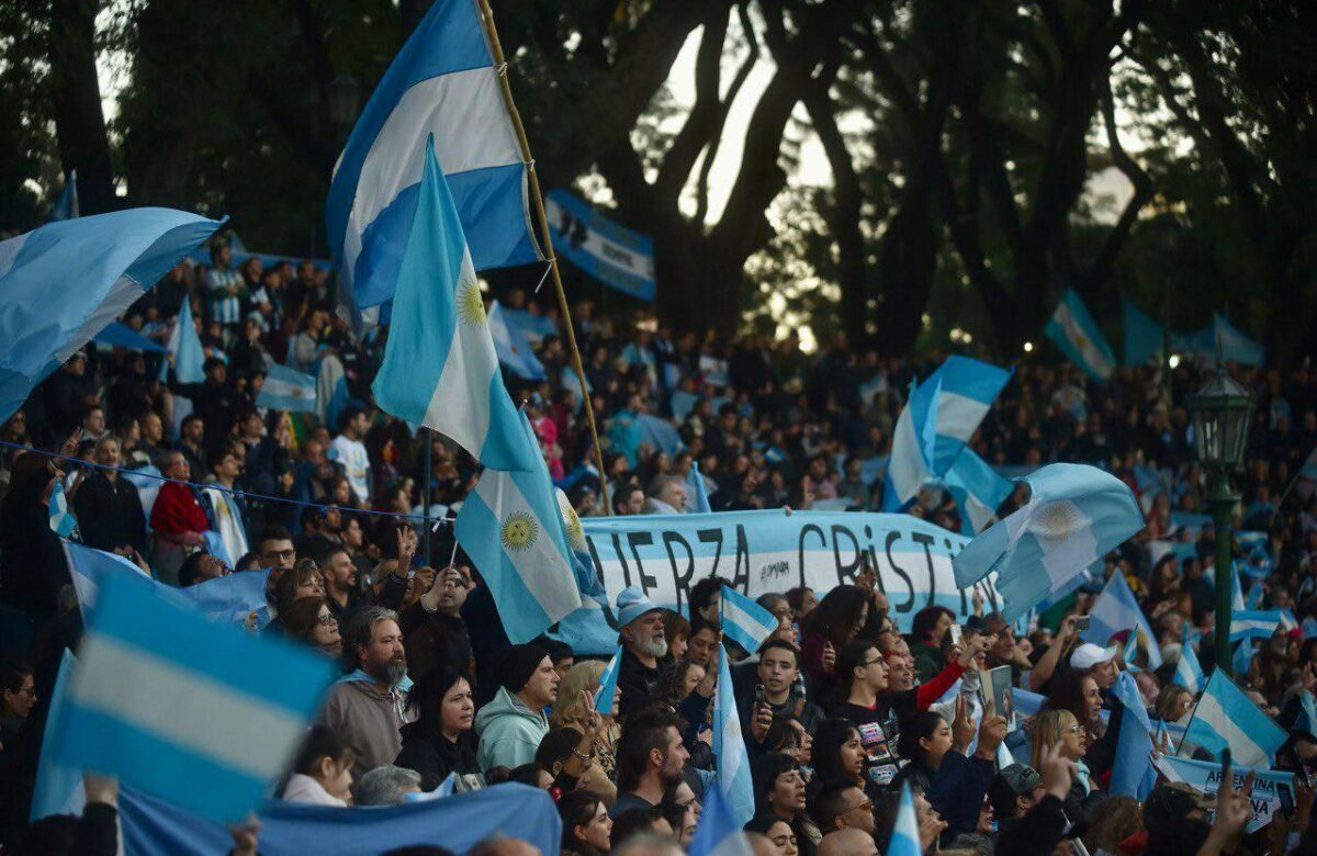 “El modelo se cae, la gente no come policías ni presos políticos”