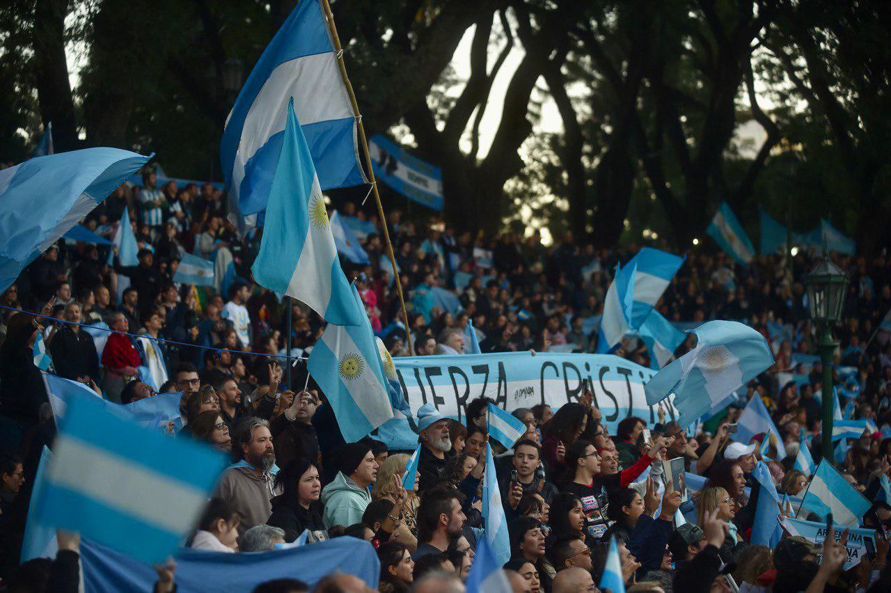“El modelo se cae, la gente no come policías ni presos políticos”