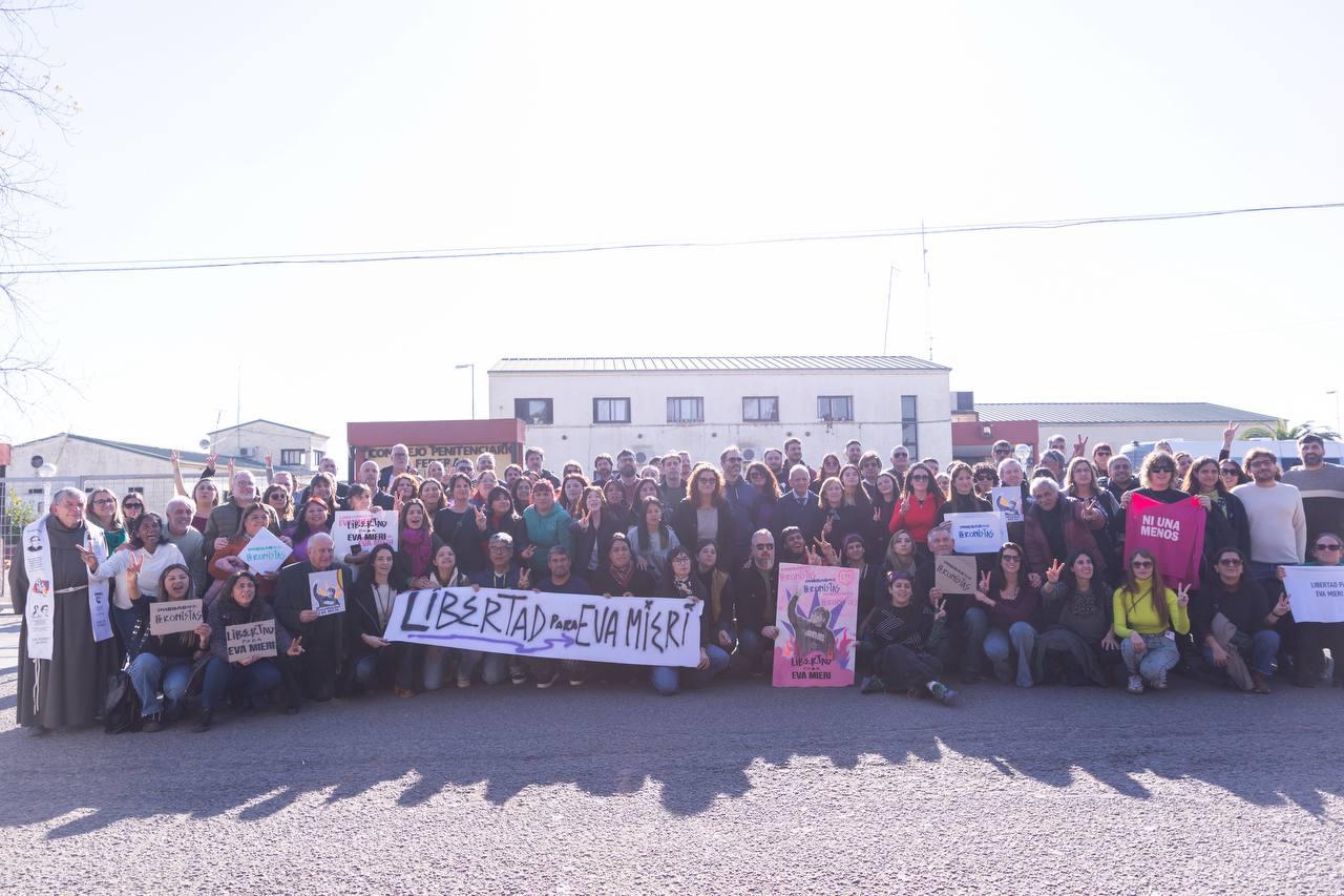 Se realizó la concentración frente al penal de Ezeiza para exigir la inmediata liberación de Eva Mieri