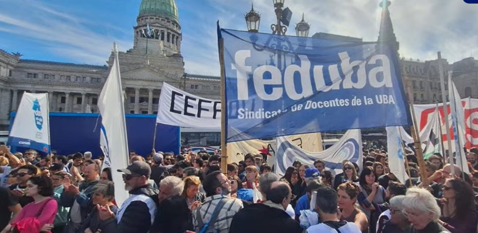 Cautelar para actualizar salarios docentes y becas estudiantiles