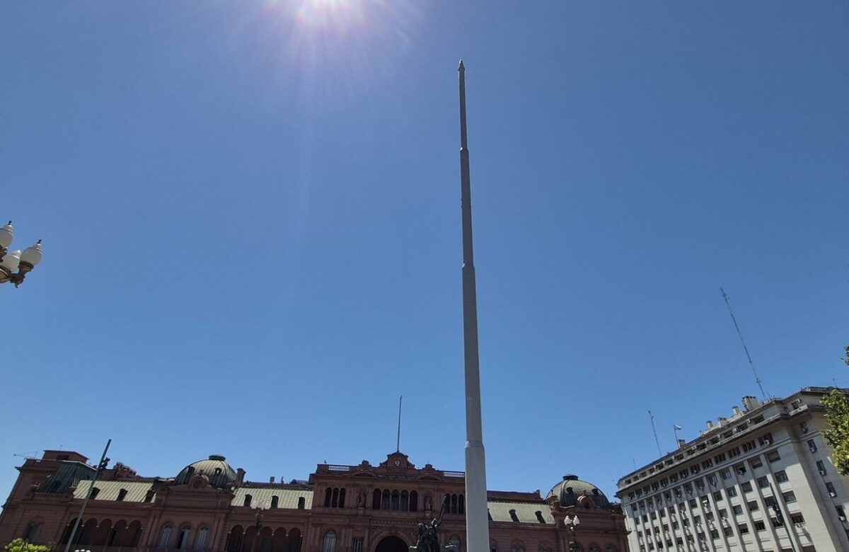 La bandera en Casa Rosada y en la plaza