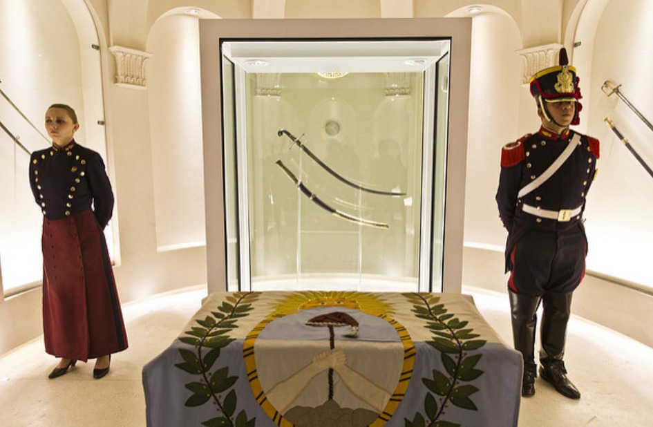 «Un capricho presidencial que rompe con la voluntad de San Martín y los herederos de Rosas»