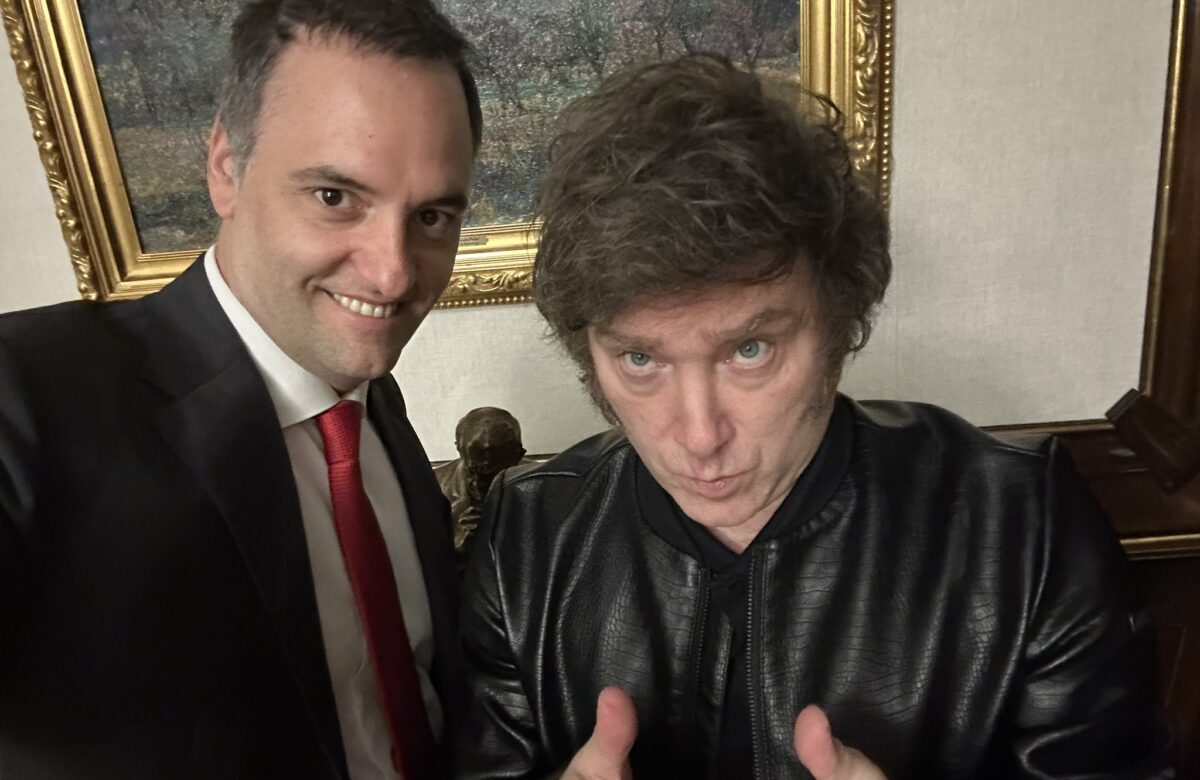 Milei y Adorni le hicieron juicios a sus patrones