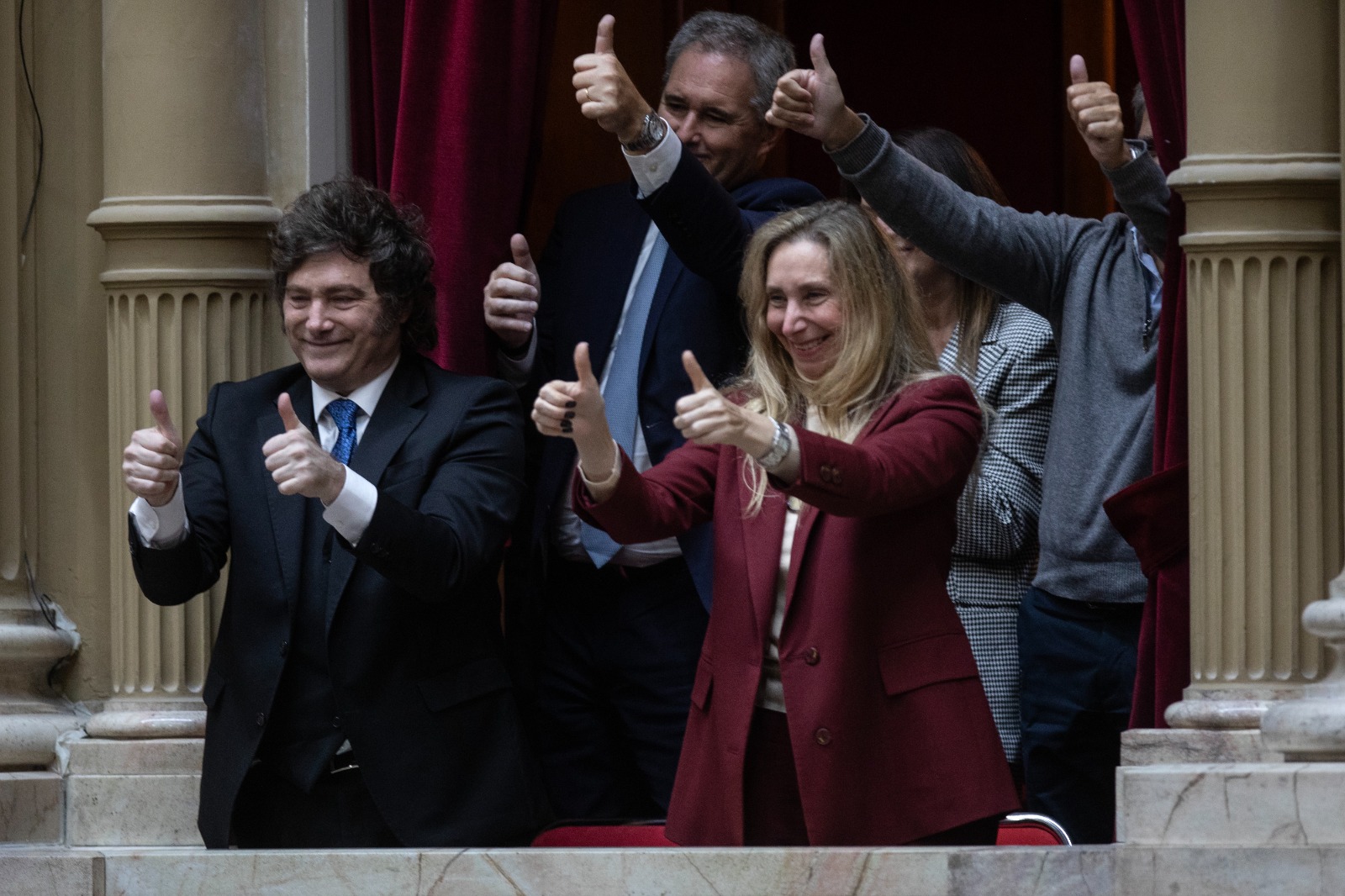 La absurda teatralidad del poder