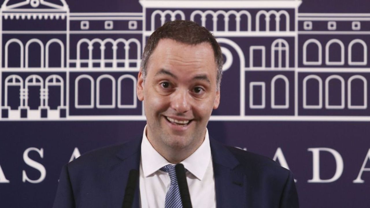 Dalbón: «Cuando Adorni vio plata, se tiró encima»