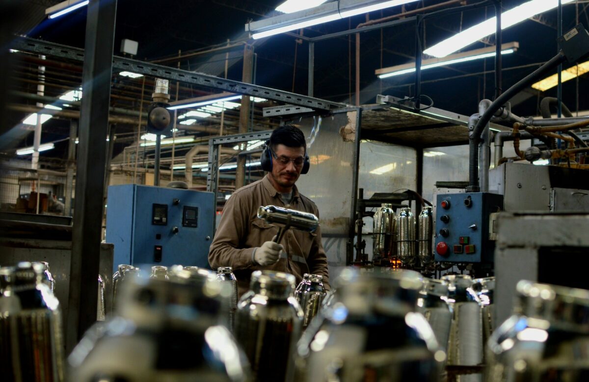 El cierre de treinta empresas por día y el «modelo importador»