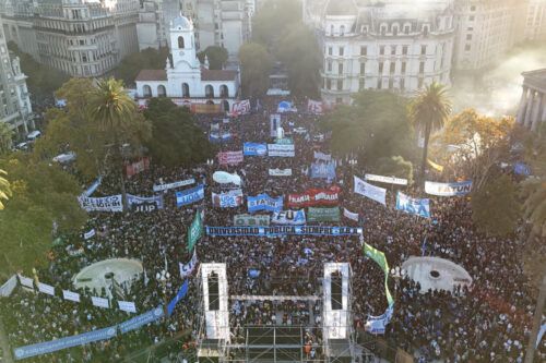 ¿Qué universidad requiere una colonia?