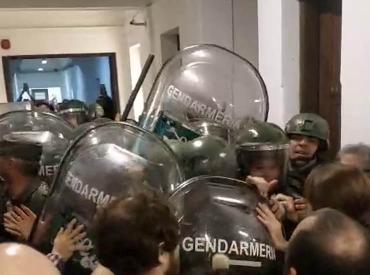 CNEA: Gendarmería reprimió una protesta por despidos