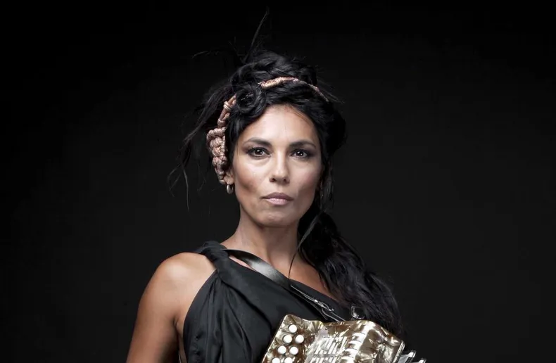 Charo Bogarín canta en Transición Ordenada