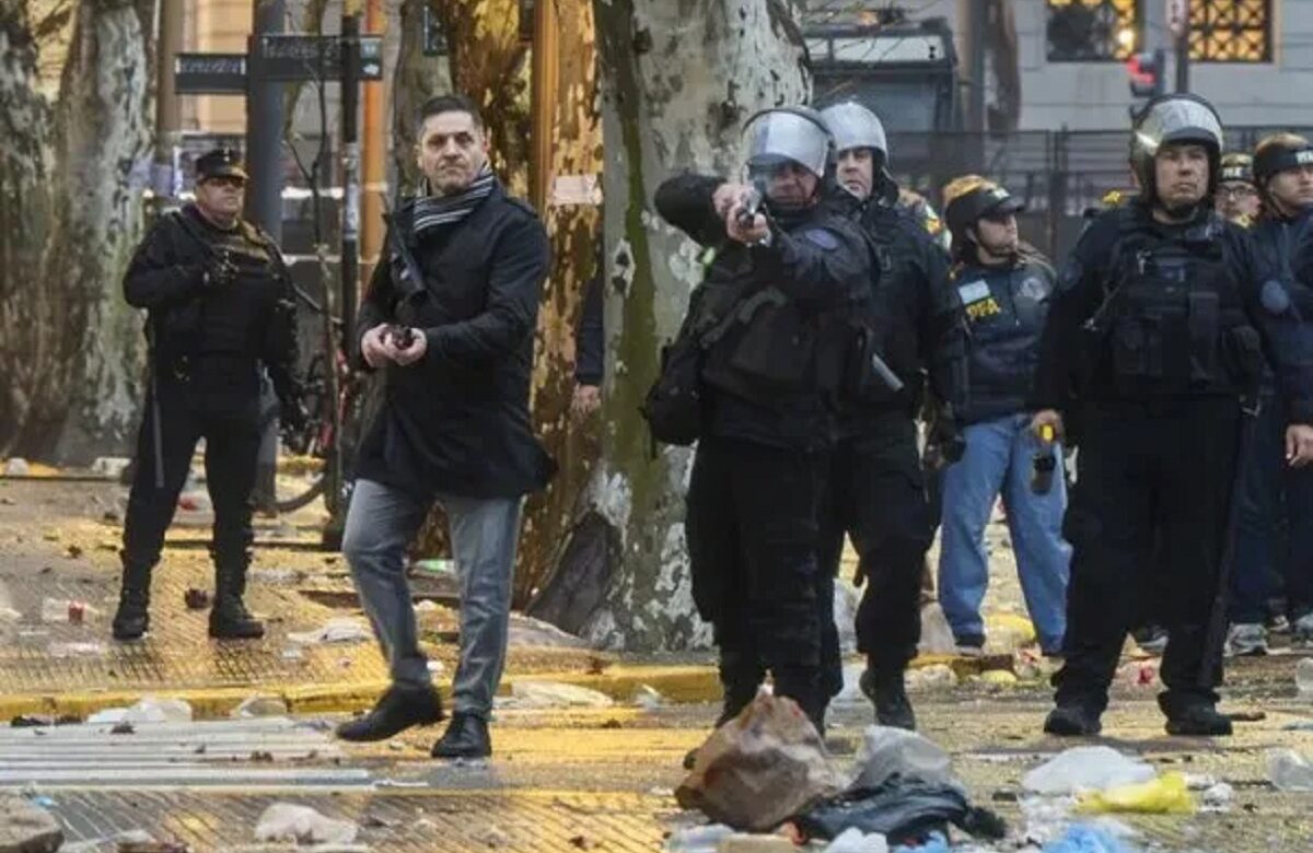 La policía cerca de lo paraestatal
