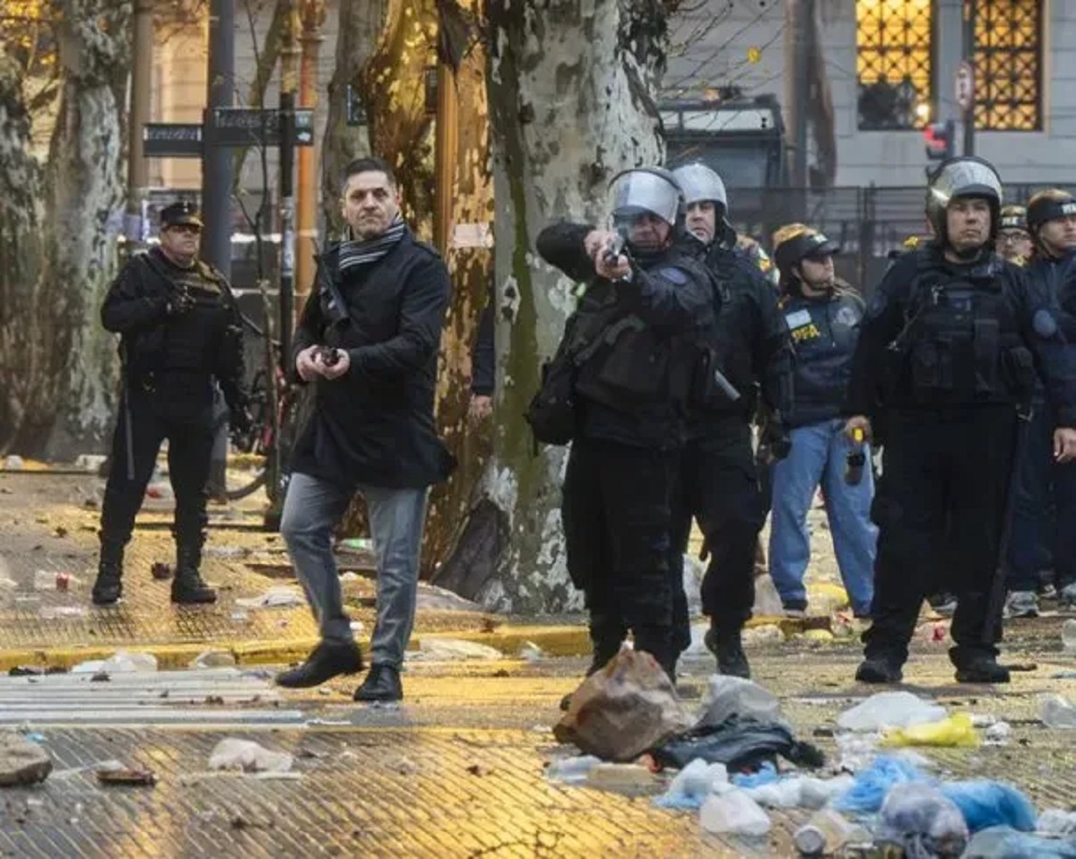 La policía cerca de lo paraestatal
